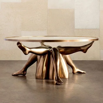Дизайнерский журнальный столик на латунной ножке, гостиничная вилла, крыльцо, украшенное искусством творческой личности из нержавеющей стали
