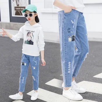 Осенние джинсы с дырками для девочек 2023, новая корейская версия девяти штанов, красивые наклейки для покупок для девочек, мультяшные штаны-попрошайки.